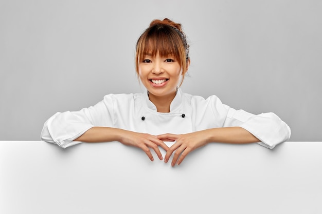 Bucătar zâmbind în bucătărie